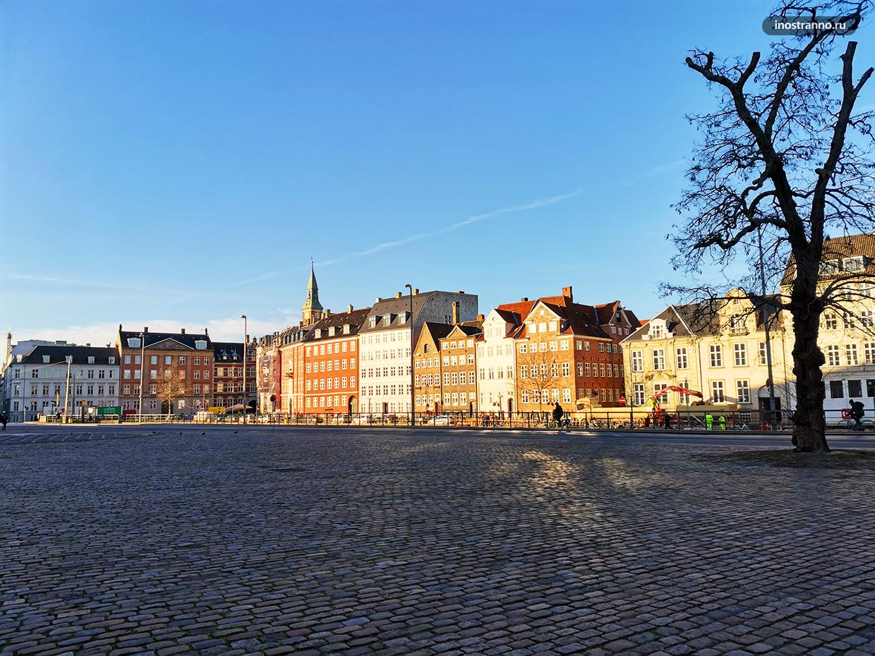 Мощеная брусчаткой площадь в Копенгагене