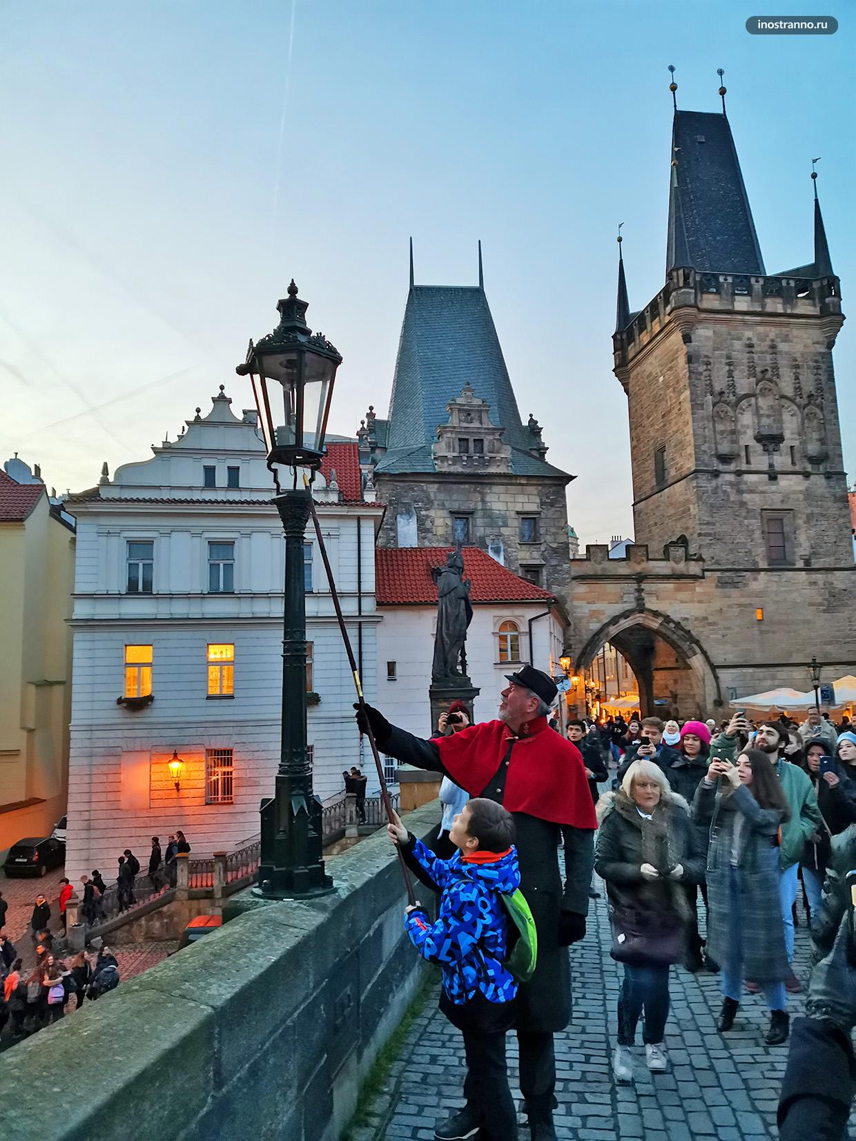 Фонарщик на Карловом мосту в Праге