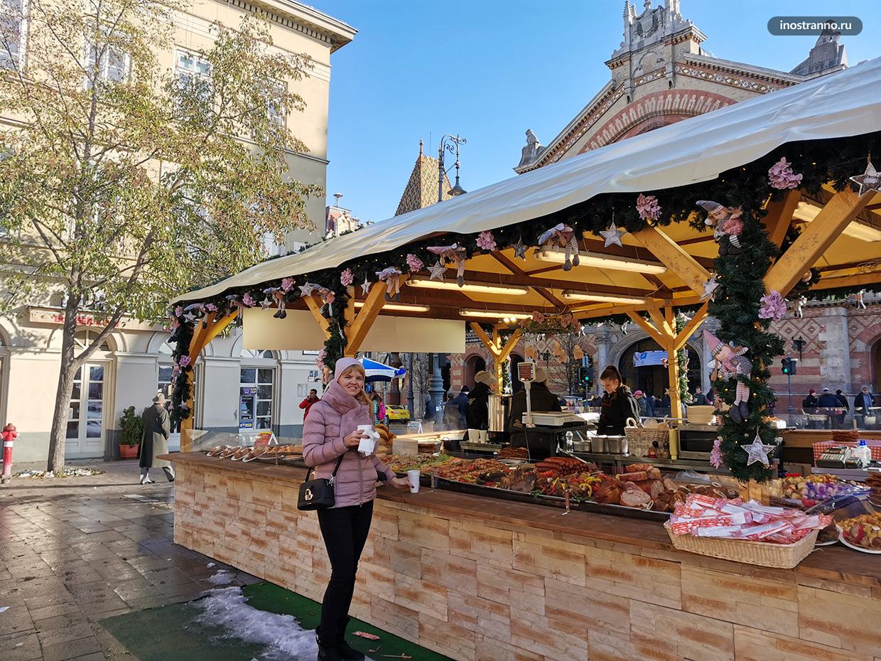 Палатки на Рождественском рынке в Будапеште