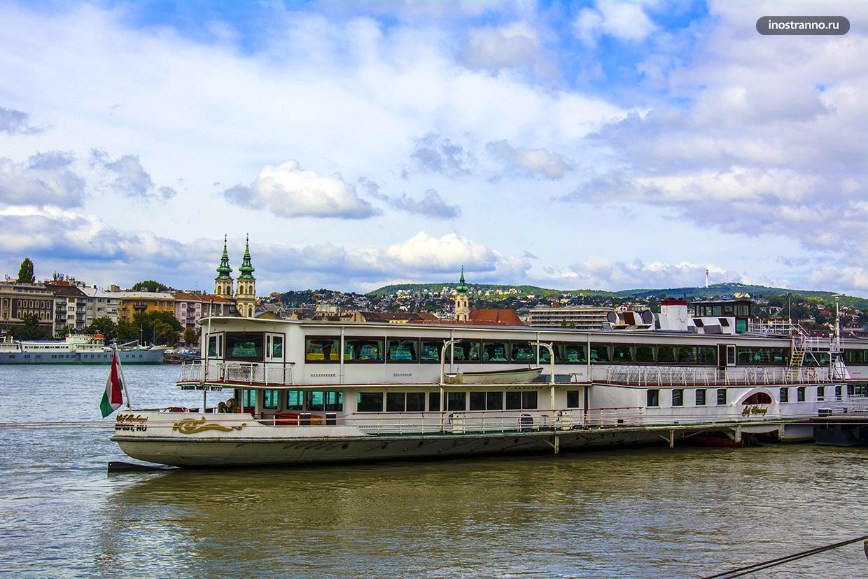 Прогулка по Дунаю на кораблике с обедом в Будапеште
