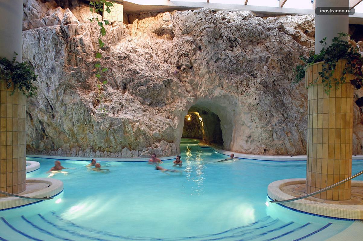 Пещерная купальня и город Мишкольц-Тапольца
