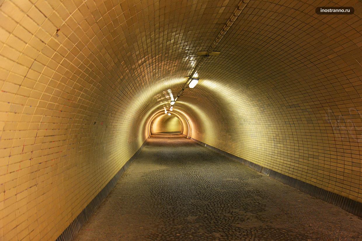 Пешеходный туннель в Праге