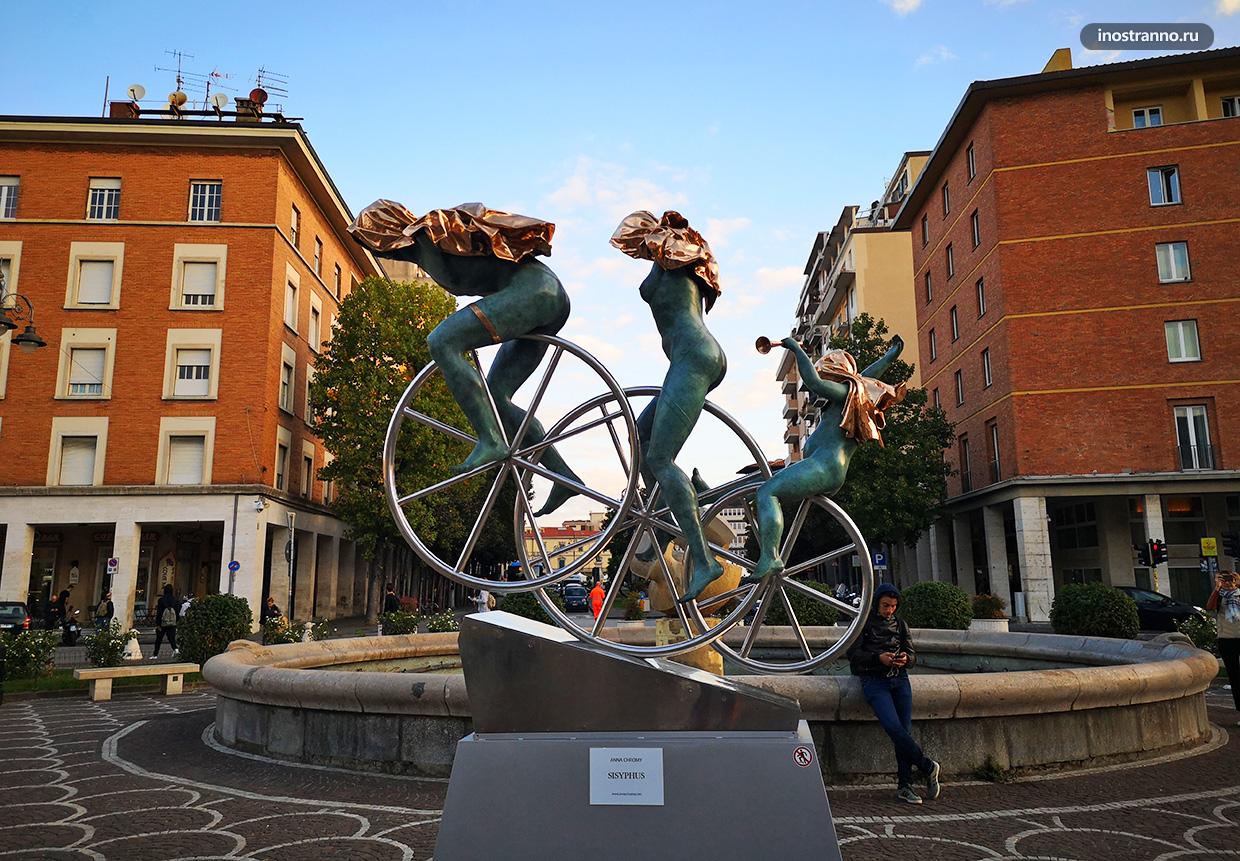 Необычная скульптура в Пизе Италия