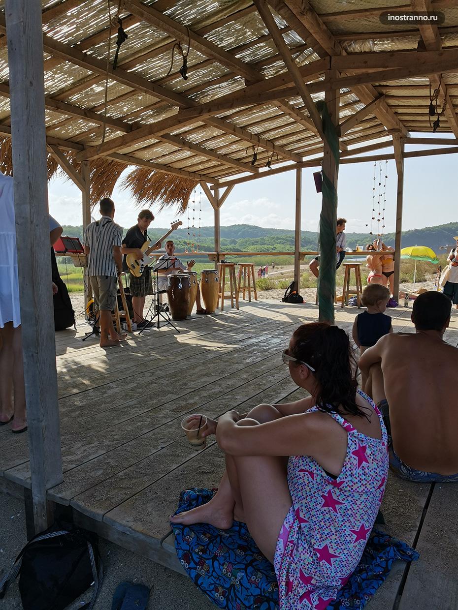 Пляжный бар с живой музыкой
