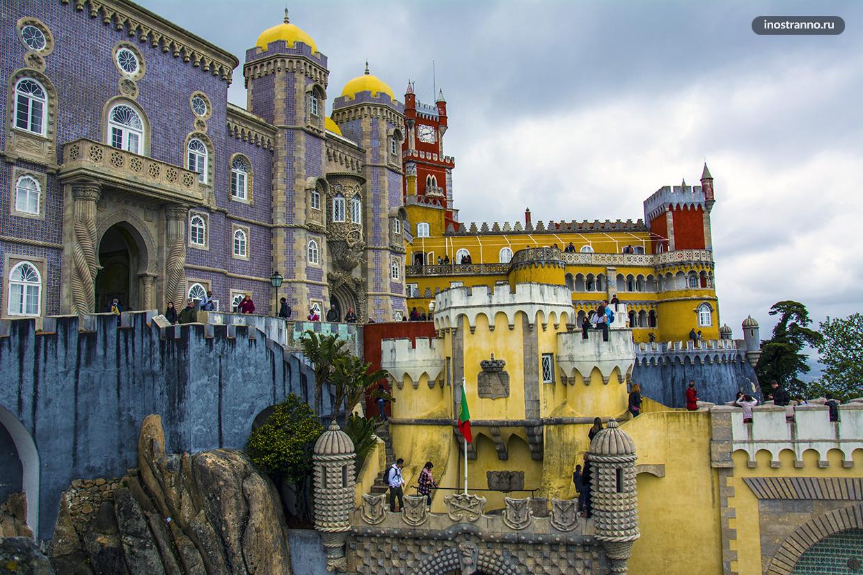 Красивый дворец Пена в Португалии