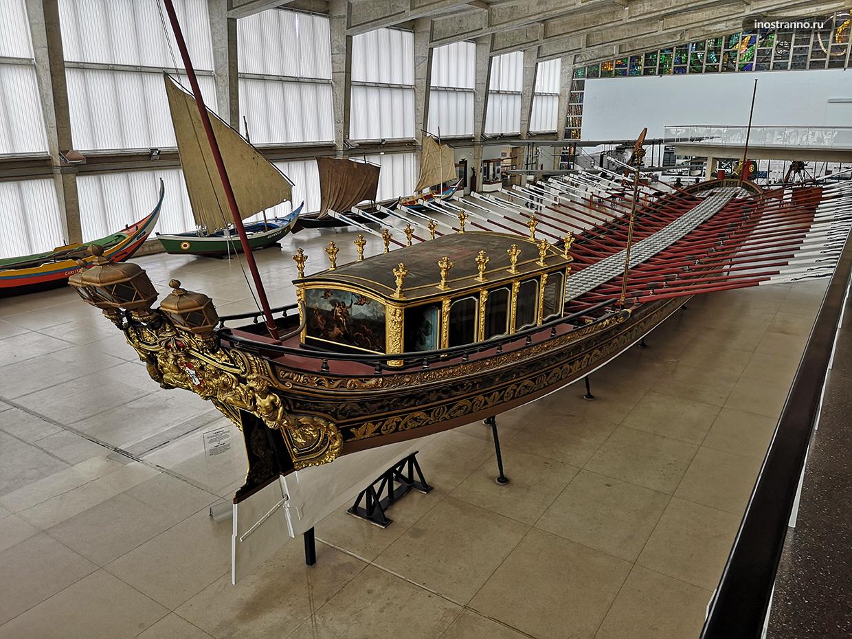 Историческая лодка в Морском музее Лиссабона