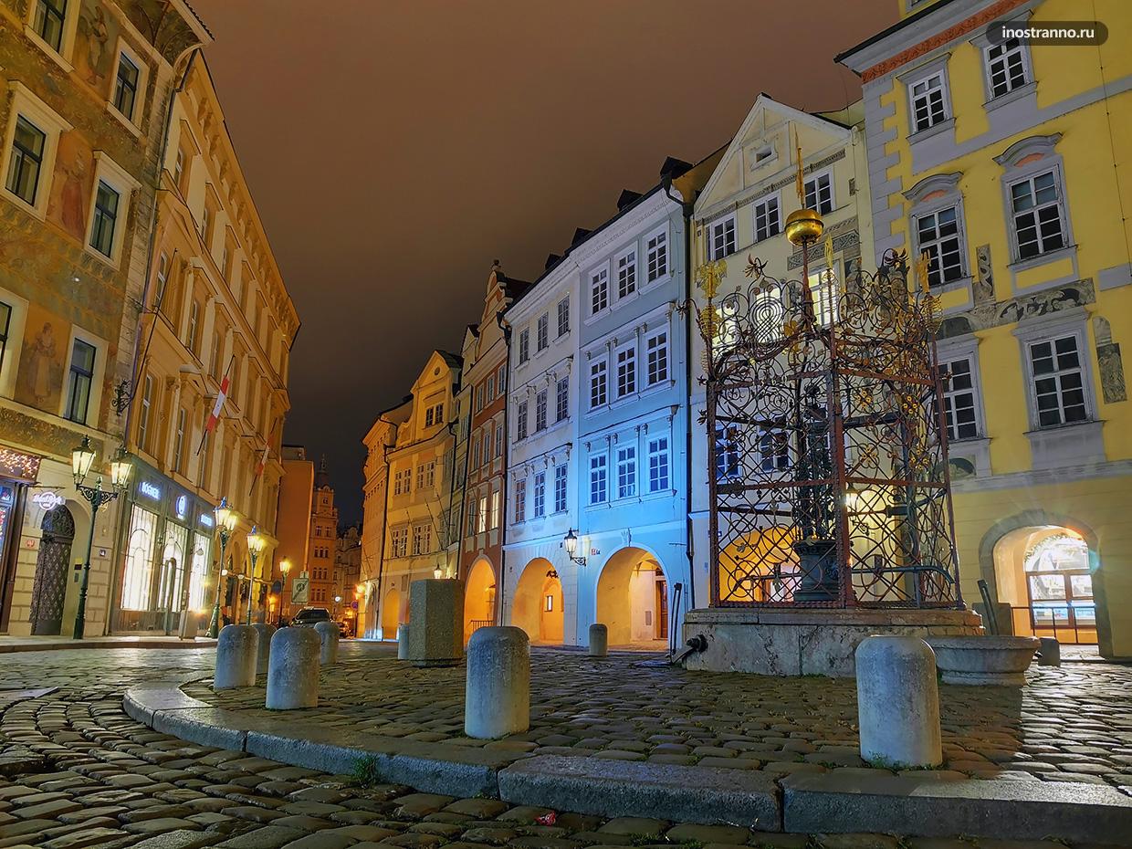 Красивая площадь в Праге в ночной подсветке