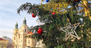 Главные рождественские ёлки Праги в разные годы