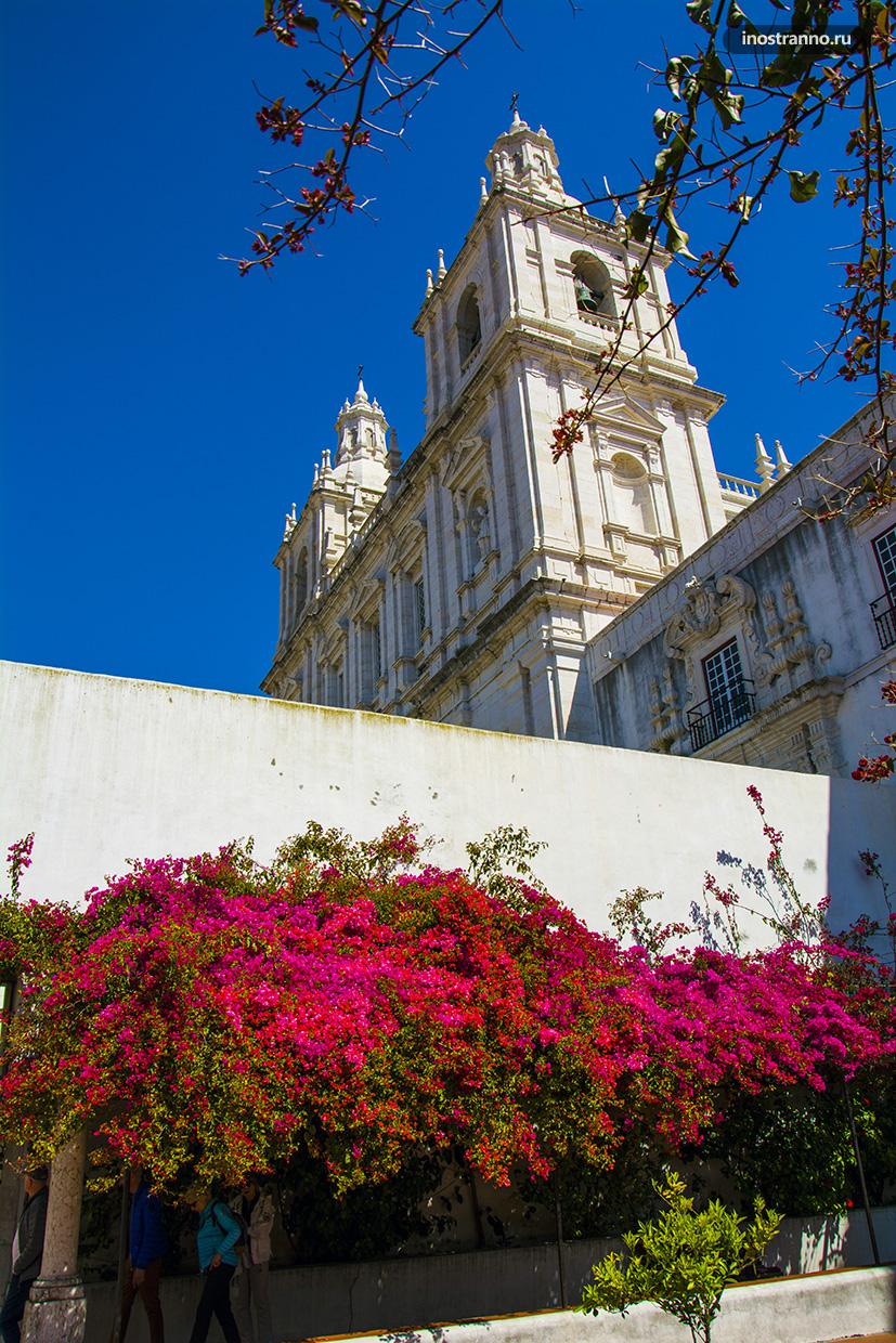Белая церковь в Португалии