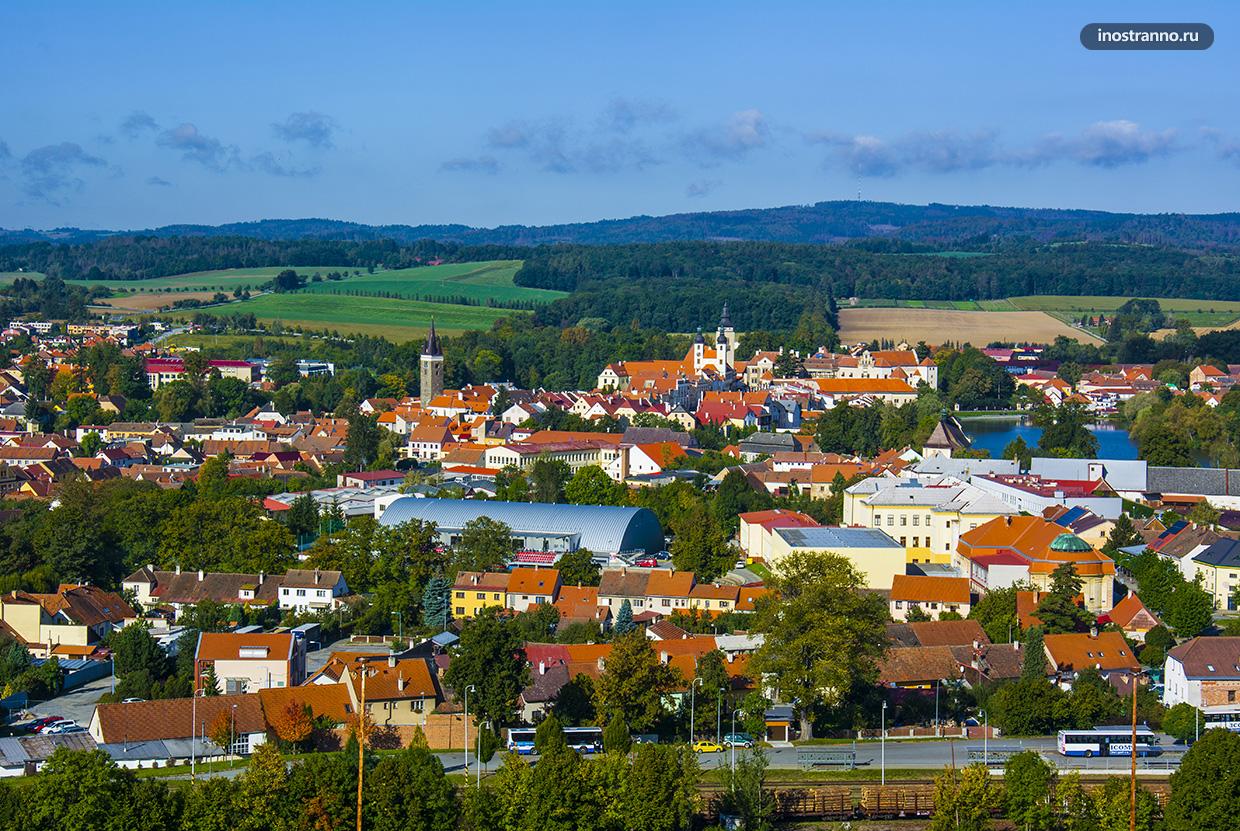 Панорама небольшого чешского города с высоты