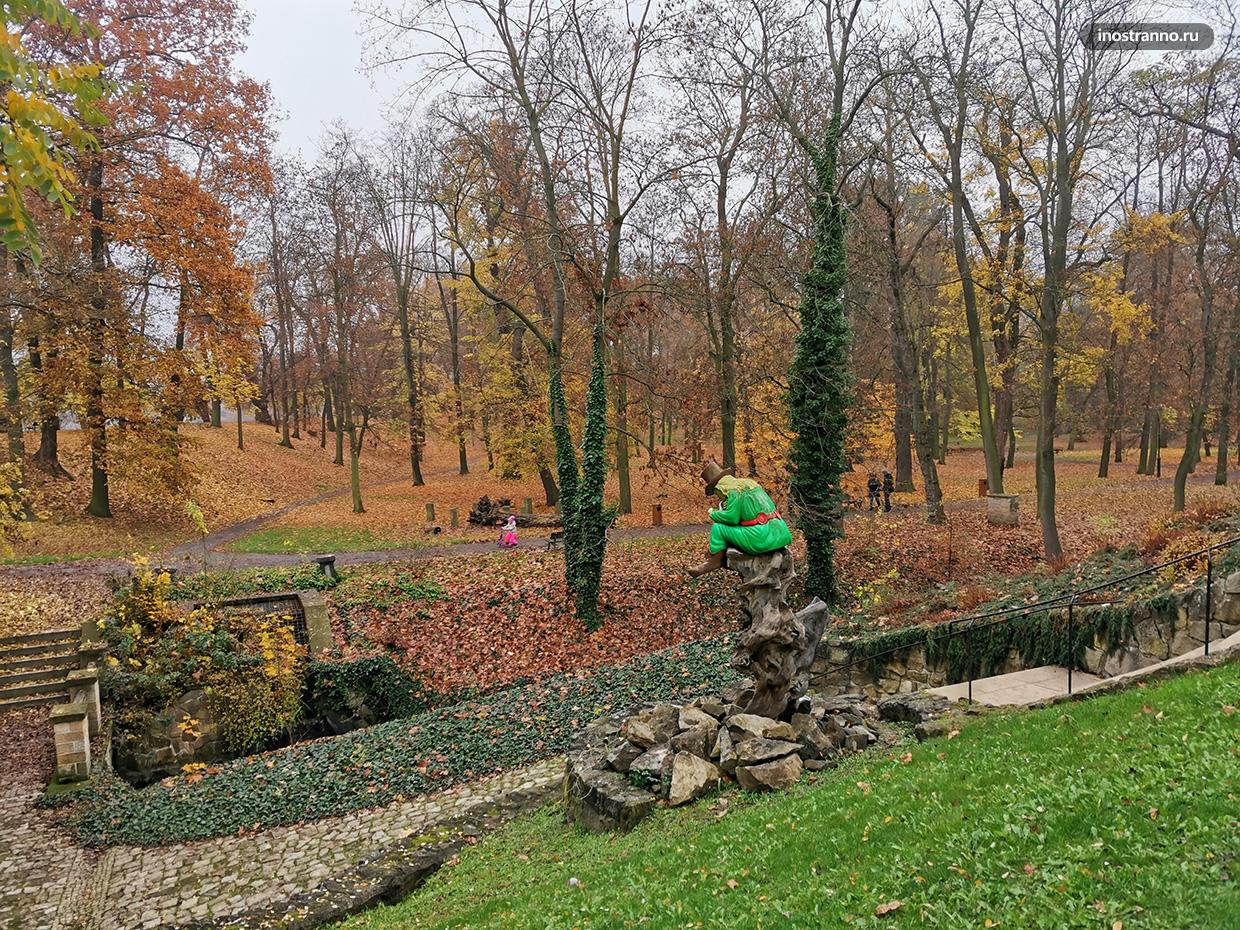 Большой тихий парк в Праге осенью