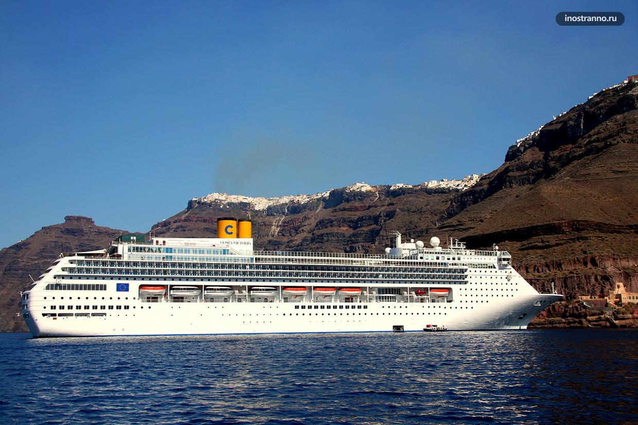 Круизный лайнер на Санторини