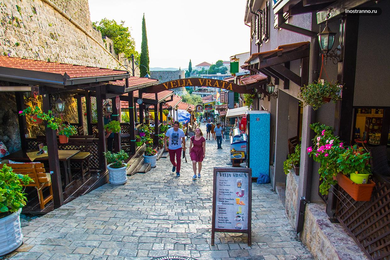 Красивая улочка города Стари Бар в Черногории