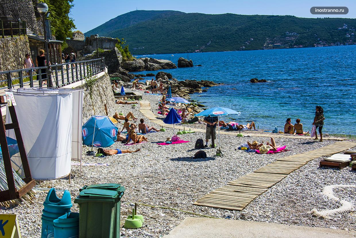 Галечный пляж в Черногории