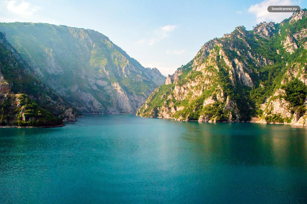 Панорама Пивского озера в Черногории