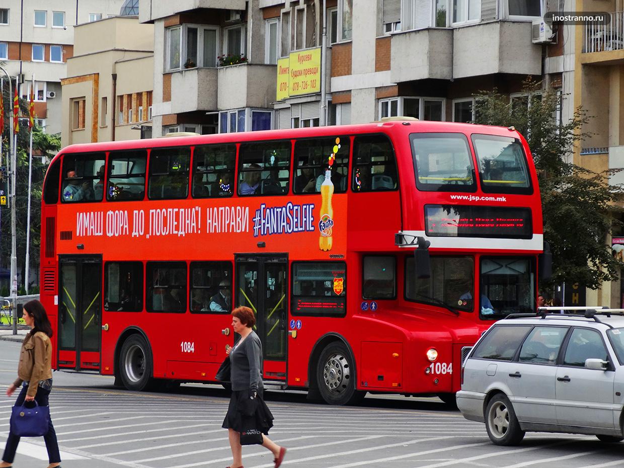 Туристический красный автобус в Скопье
