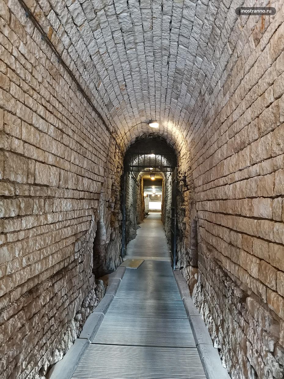 Подземные коридоры в амфитеатре Пулы