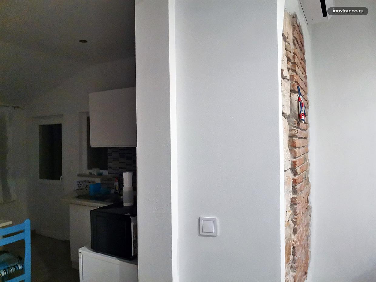 Толстая стена в старом доме