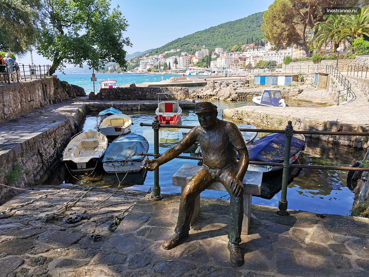 Скульптура моряка в Хорватии