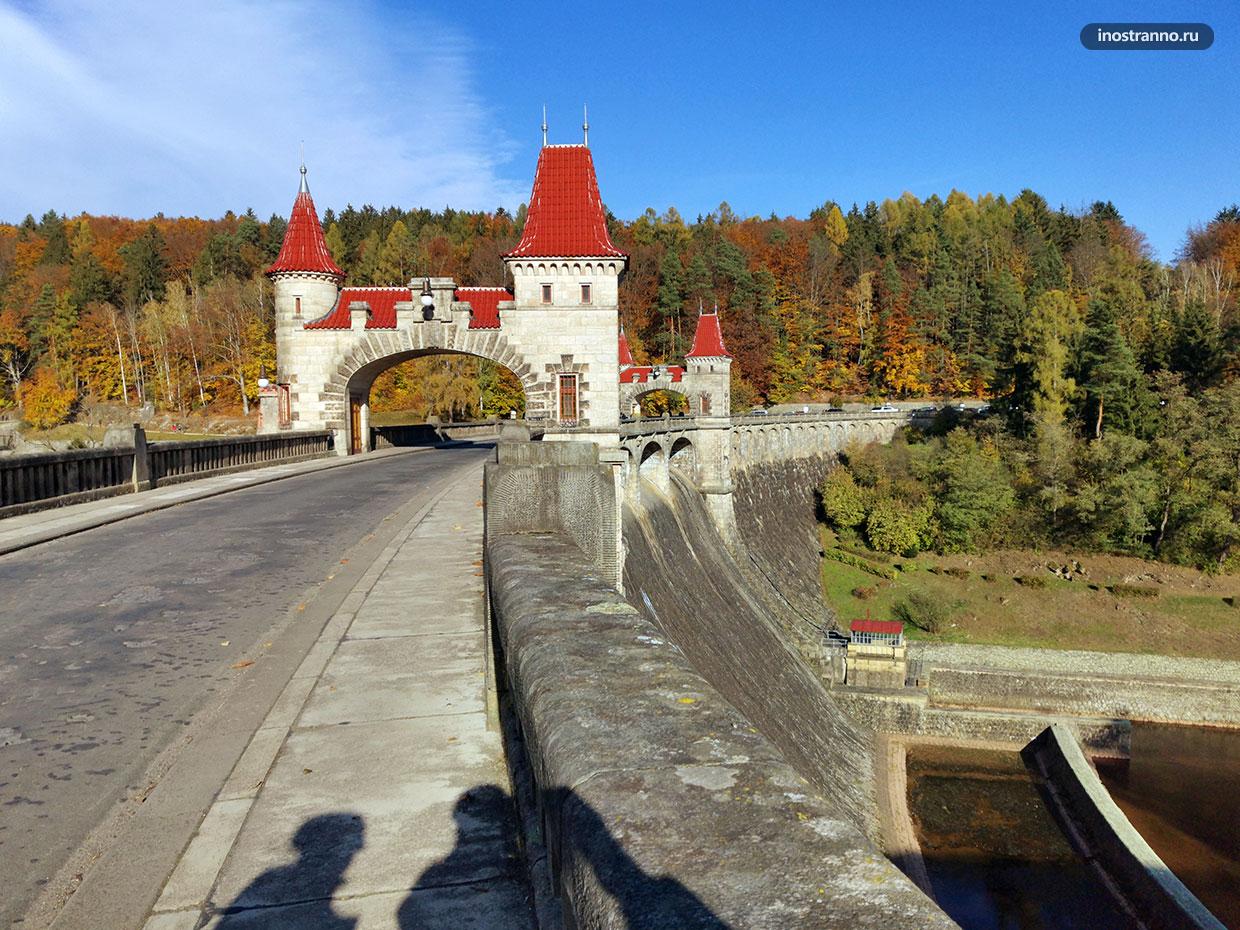 Красивая плотина в Чехии Лес Королевства