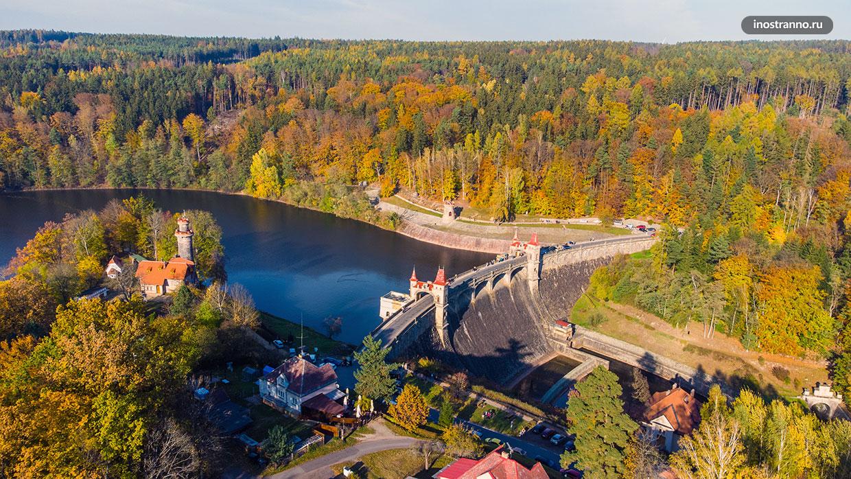 Плотина на Эльбе Лес Королевства красивое место в Чехии осенью
