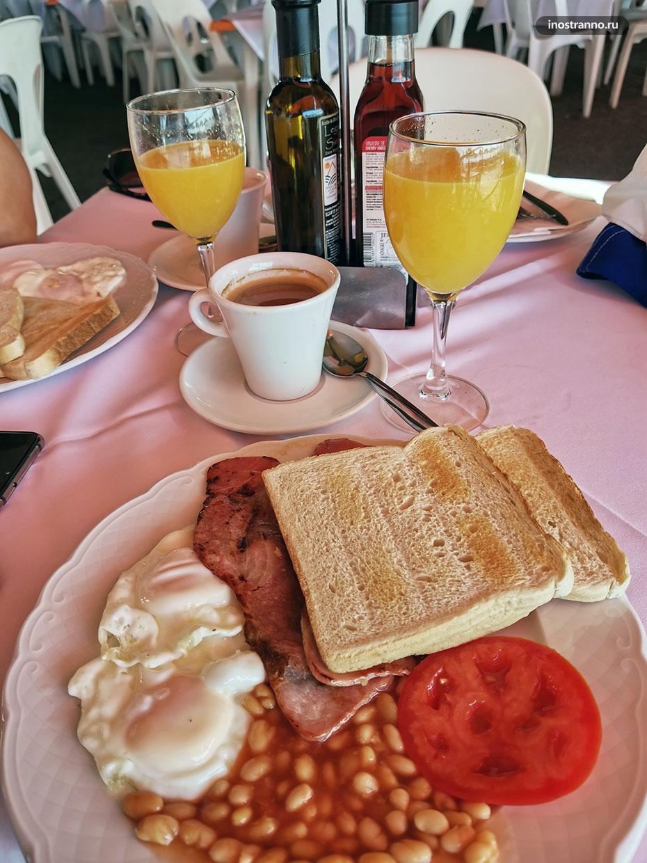 Вкусный английский завтрак на курорте в Испании