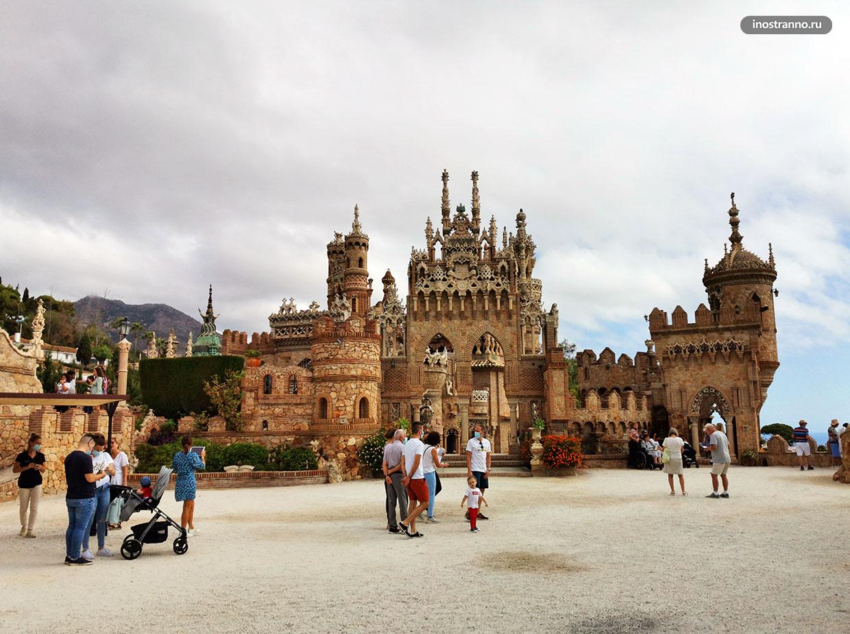Сказочный замок Коломарес в Испании