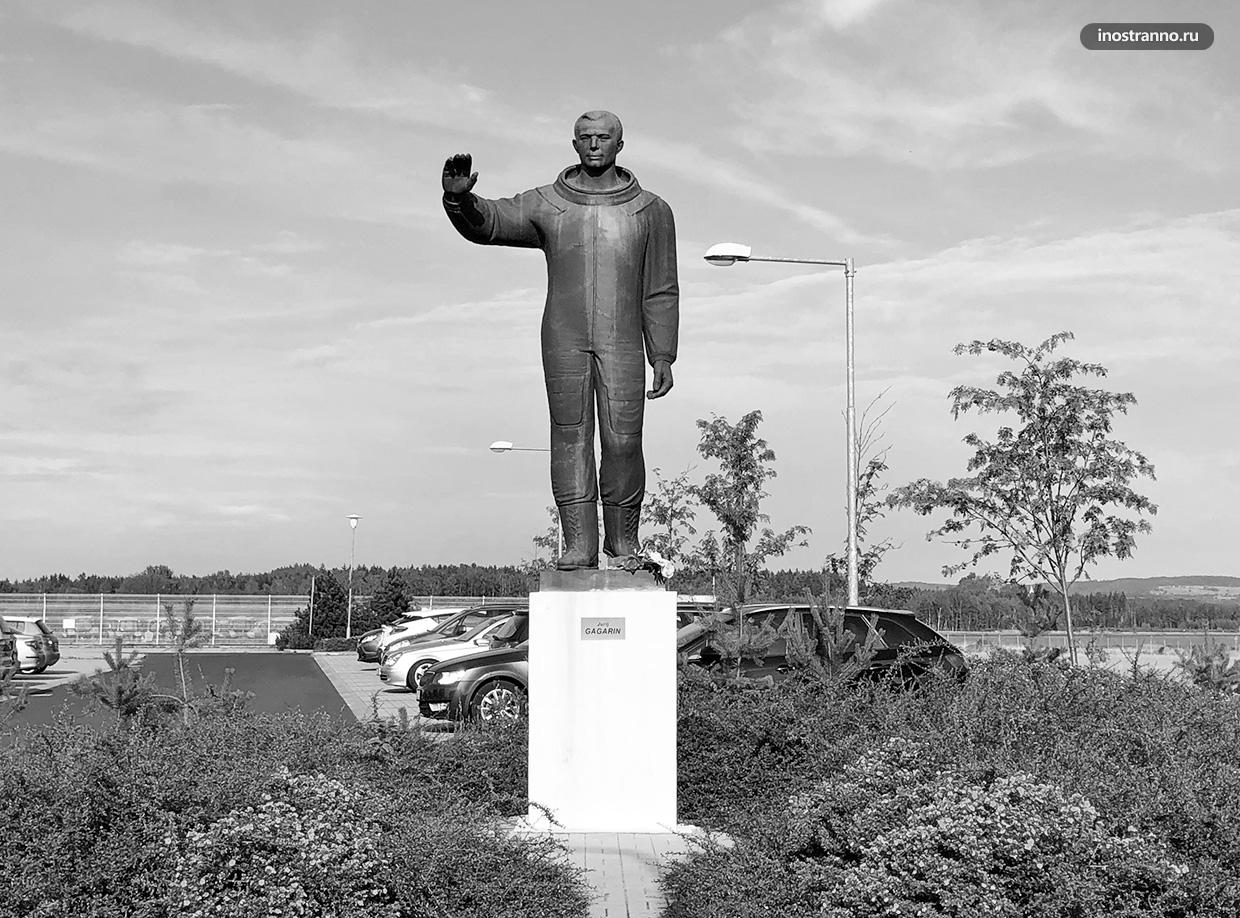 Скульптура Гагарина в Карловых Варах, Чехия