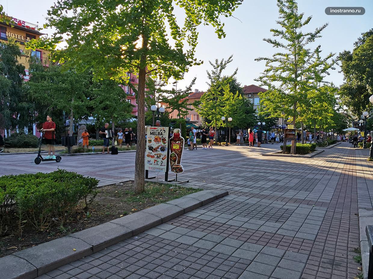 Центральная пешеходная улица в Поморие фото
