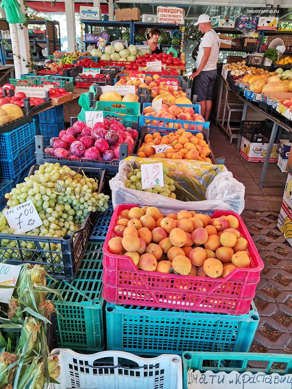 Рынок с овощами и фруктами в Болгарии
