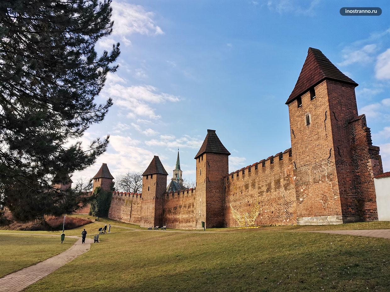 Средневековые крепостные стены