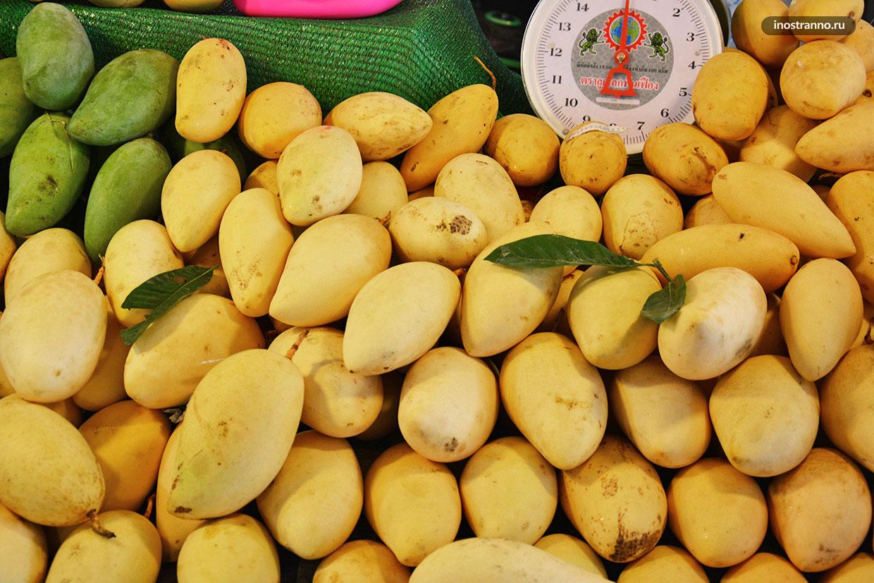 Вкусный тайский манго на рынке
