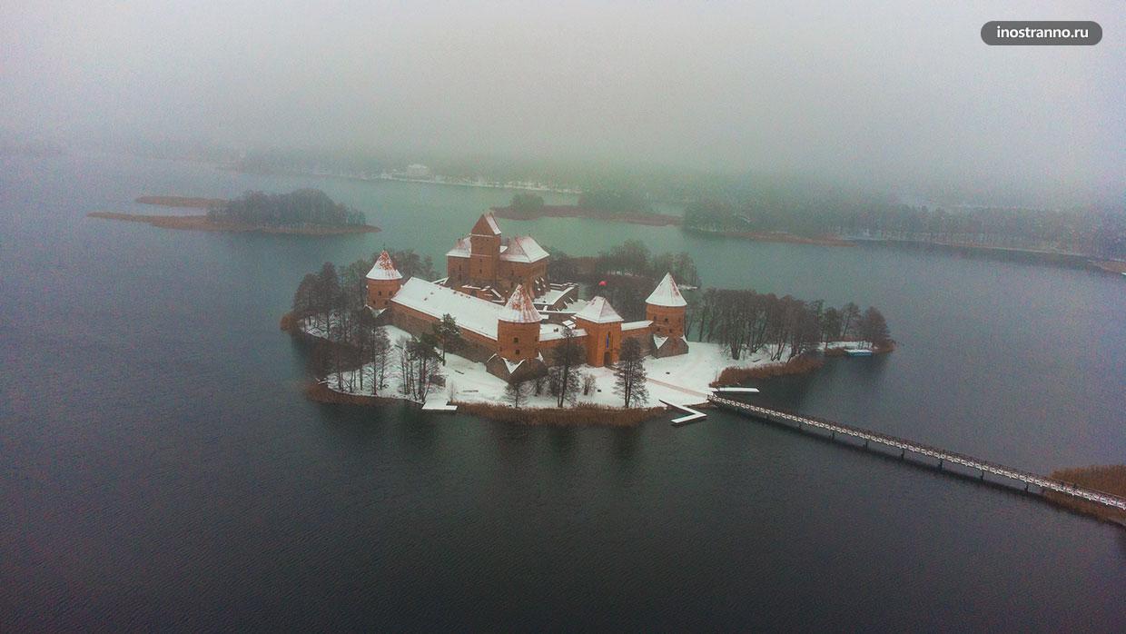 Фото Тракайского замка в Литве с дрона