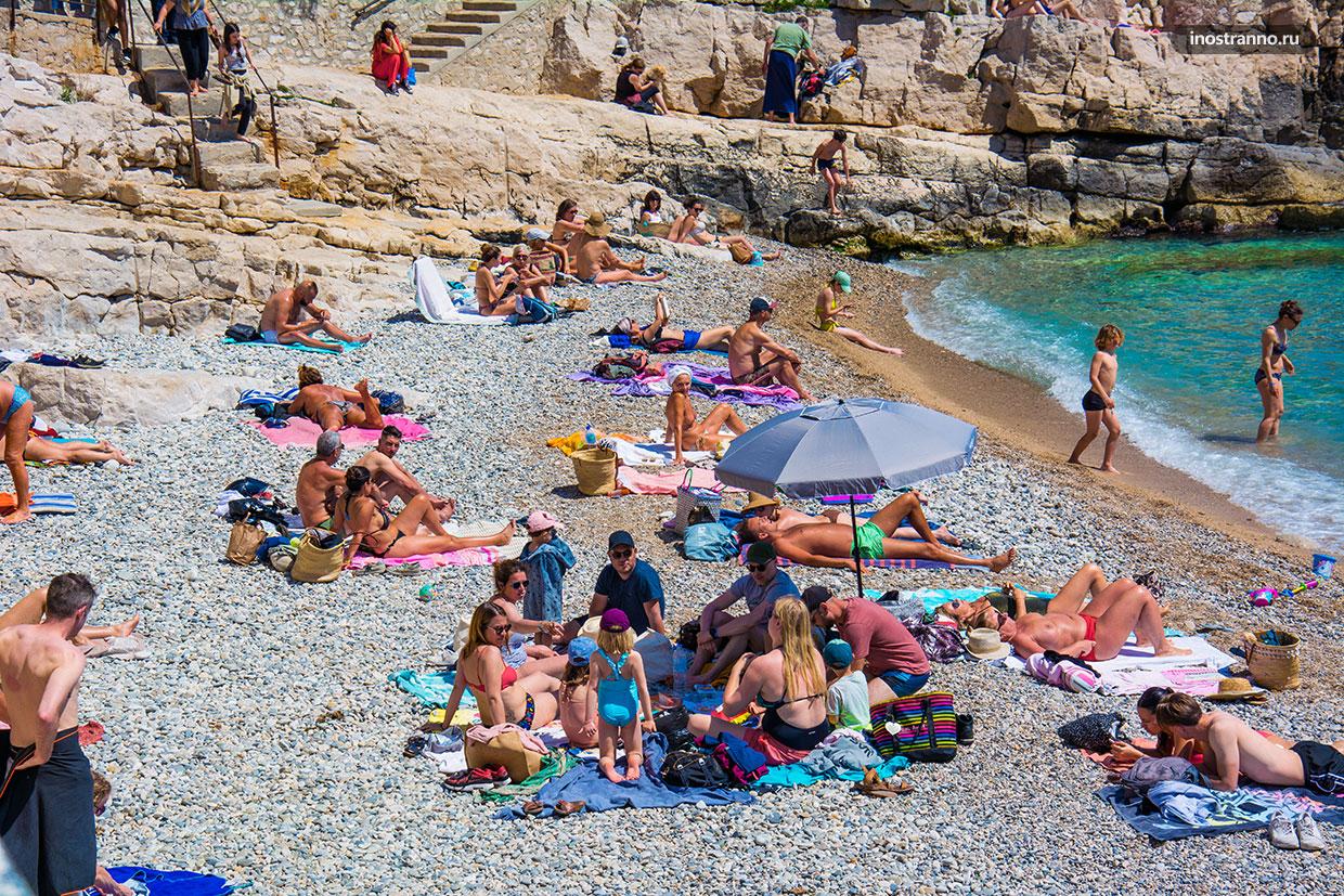 Галечный пляж в Европе летом