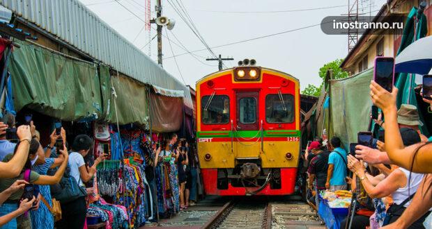Железнодорожный рынок Мае Клонг в Таиланде